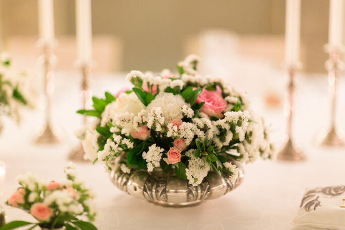 Majestuosos centros de mesas con grandes arreglos florales. Foto: Andre Teixeira Brancoprata