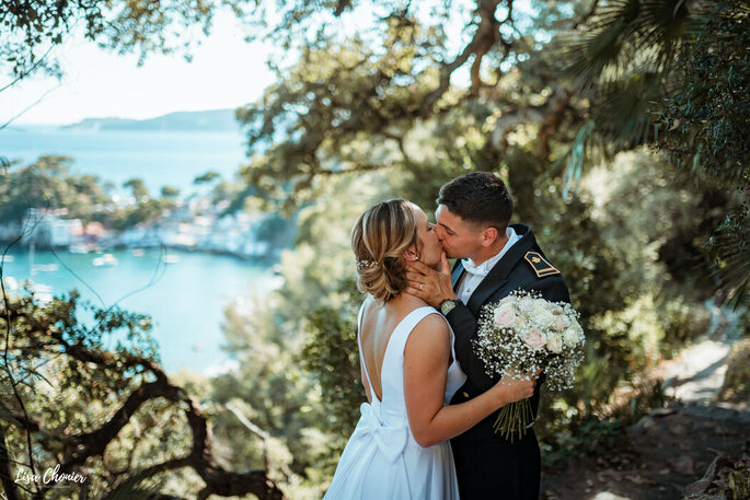 Deux mariés s'embrassent à l'aplomb de la mer - Lisa Chonier Photographe 