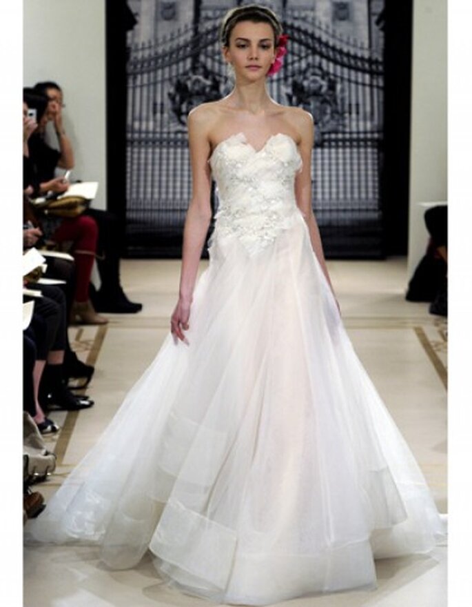 Vestido de novia corte princesa con aplicaciones de cristal con de una linea en tul.