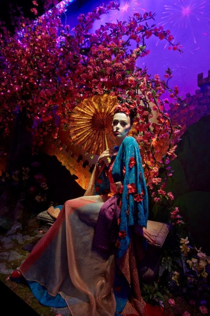 Decoración del aparador de Harrods con el vestido de novia inspirado en Mulan - Foto Harrods