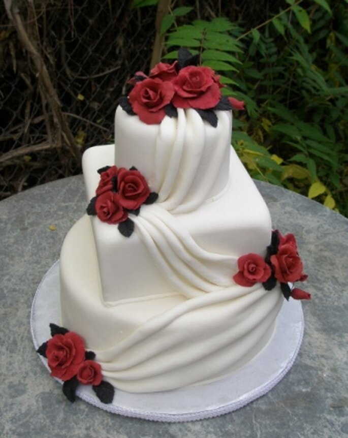 torta de bodas con detalles en rojo