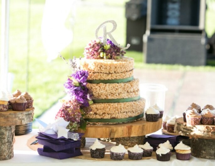 Pastel de boda rústico con ingredientes orgánicos y flores. Foto: Zac Mathers