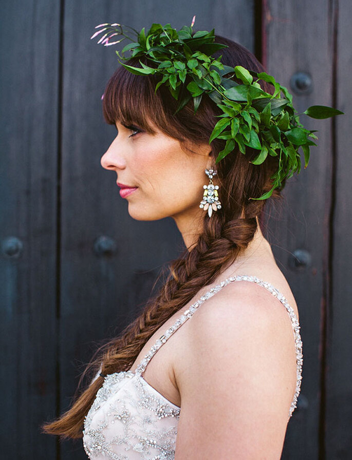 novia con trenza y corona de hojas