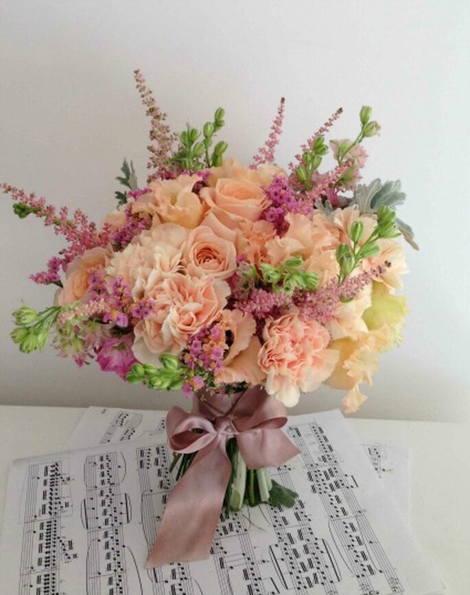 Photo et bouquet de mariée Lily Griffiths - Rose, Oeillet, Delphinium, Astilbe, etc