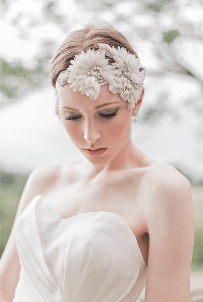 Diadema de flores y pedrería para novia para un toque inspirado en la naturaleza - Foto Enchanted Atelier