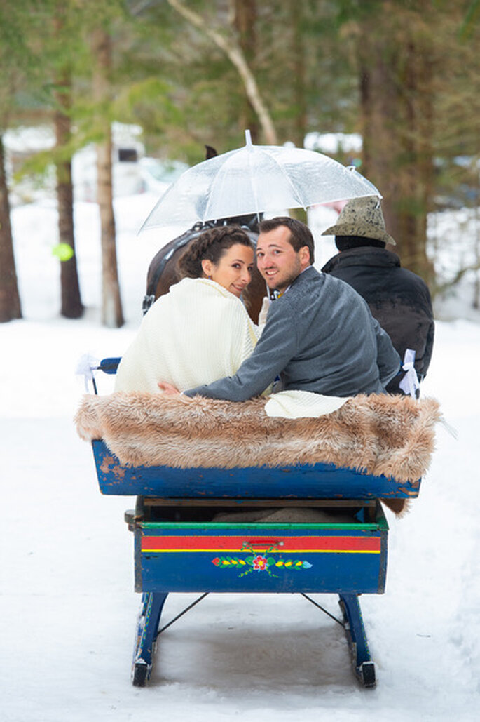 Jeunes mariés à traineau dans la neige