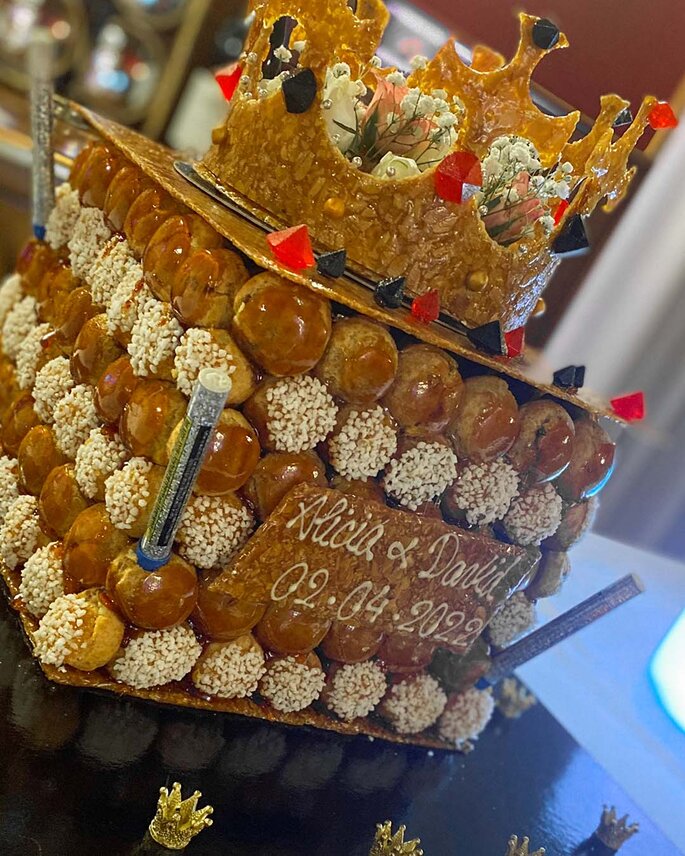 Un gâteau de mariage pièce montée réalisée par le traiteur Entre Mets et Fragrances