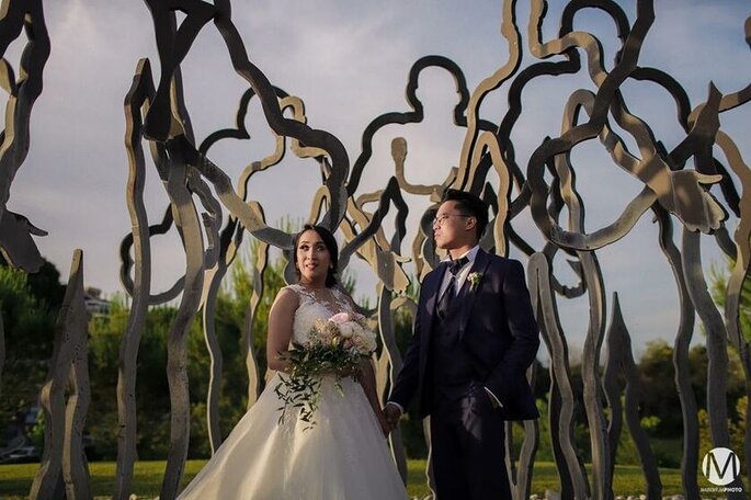 arte contemporanea e sculture come sfondo agli sposi