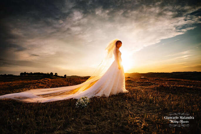 Una sposa stagliata contro il tramonto