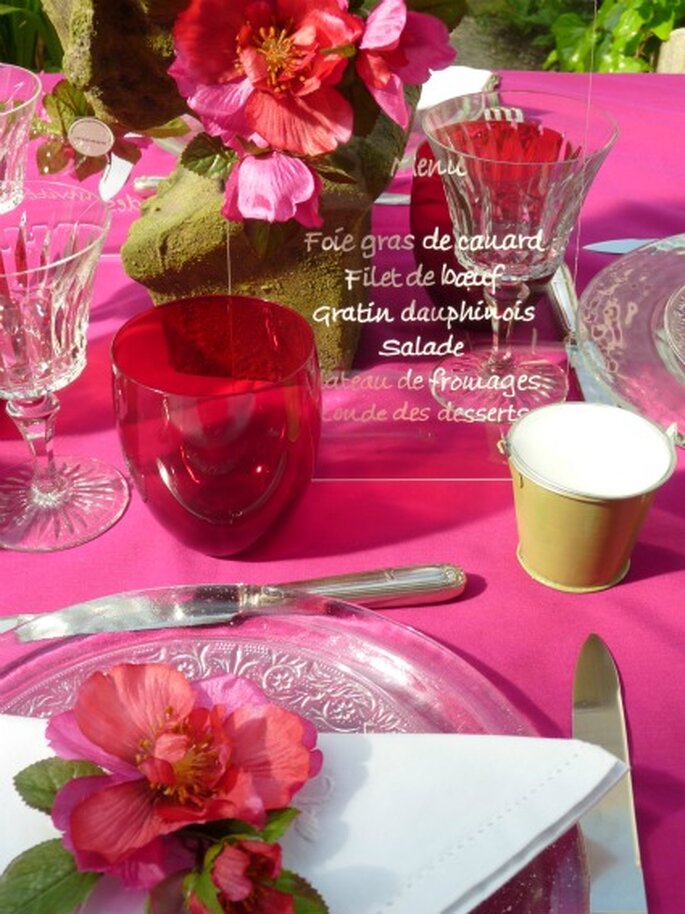 Les seaux en zinc de couleur : une touche colorée sur vos tables de mariage. - Photo : Mariage Hors Série