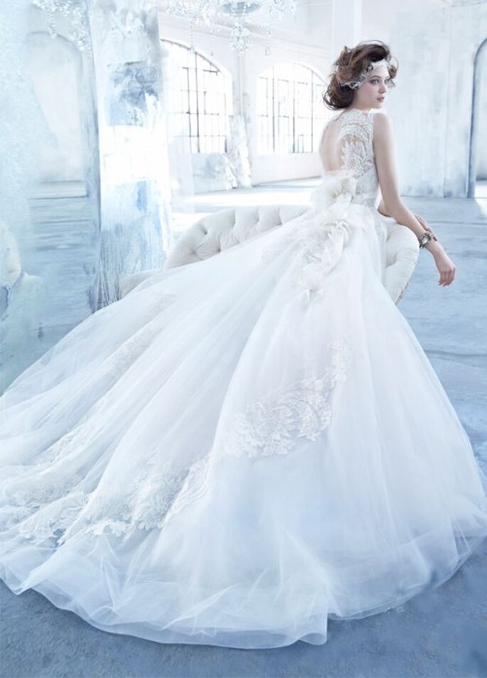 Vestido de novia 2013 corte princesa con falda amplia confeccionada con tul y cauda estilo catedral - Foto Lazaro en JLM Couture