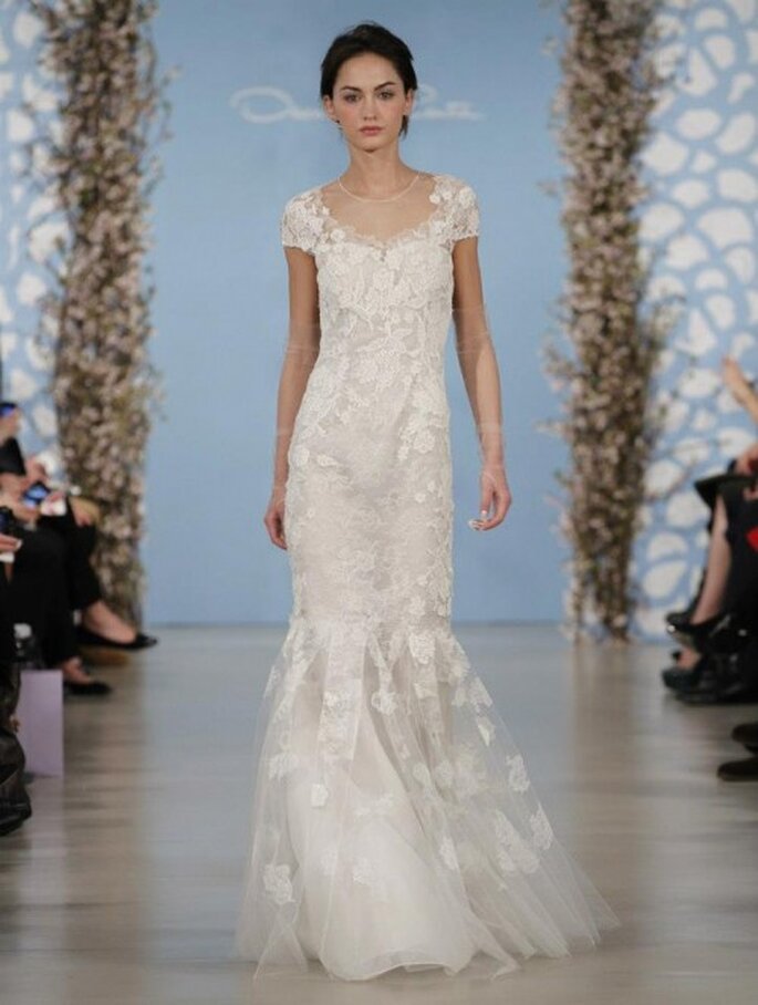 Vestido de novia recto con mangas cortas y detalles bordados en relieves con forma de flores - Foto Oscar de la Renta