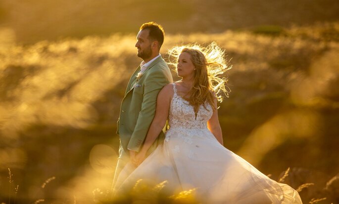 Séance photo de mariage dans un champ de blé