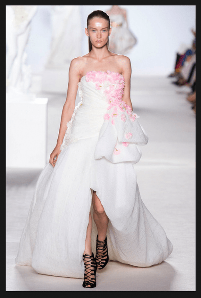 Vestido de novia alta costura en color blanco con flores en tono rosa y falda asimétrica - Foto Giambattista Valli