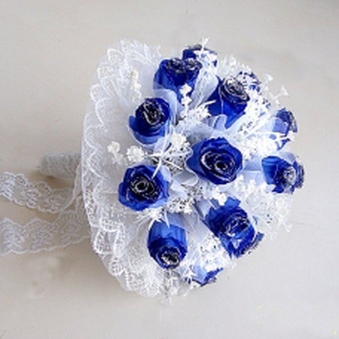 Bouquet con forma circular y flores azules