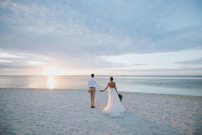 amour a la plage seul au monde marié et mariée sur le sable elopement