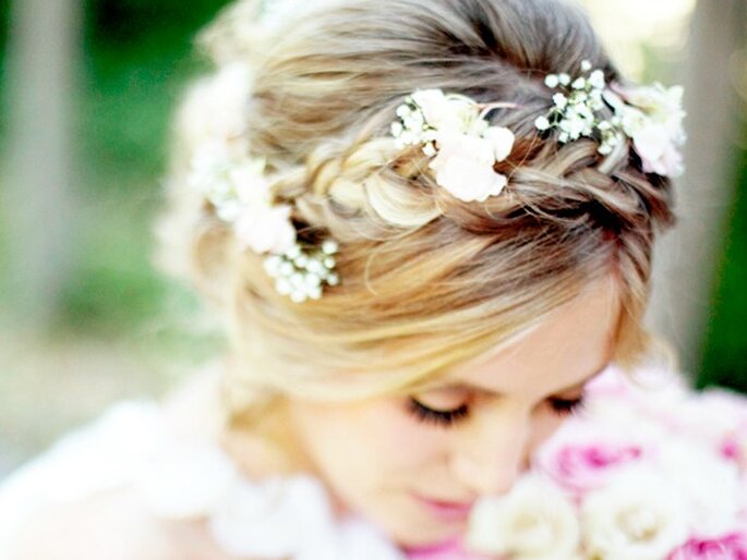 Las trenzas con detalles florales que imitan una corona para novia están entre las favoritas de las novias románticas. Foto: ©Lindsey Shaun para Hair & Make-up by Steph