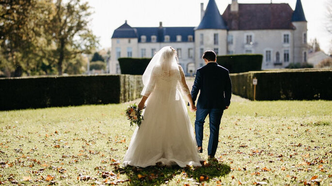 Mariés dans le parc du château