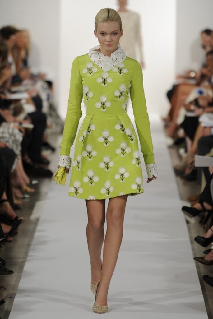 Vestido de fiesta corto en color verde limón con mangas largas y bordado de flores - Foto Oscar de la Renta