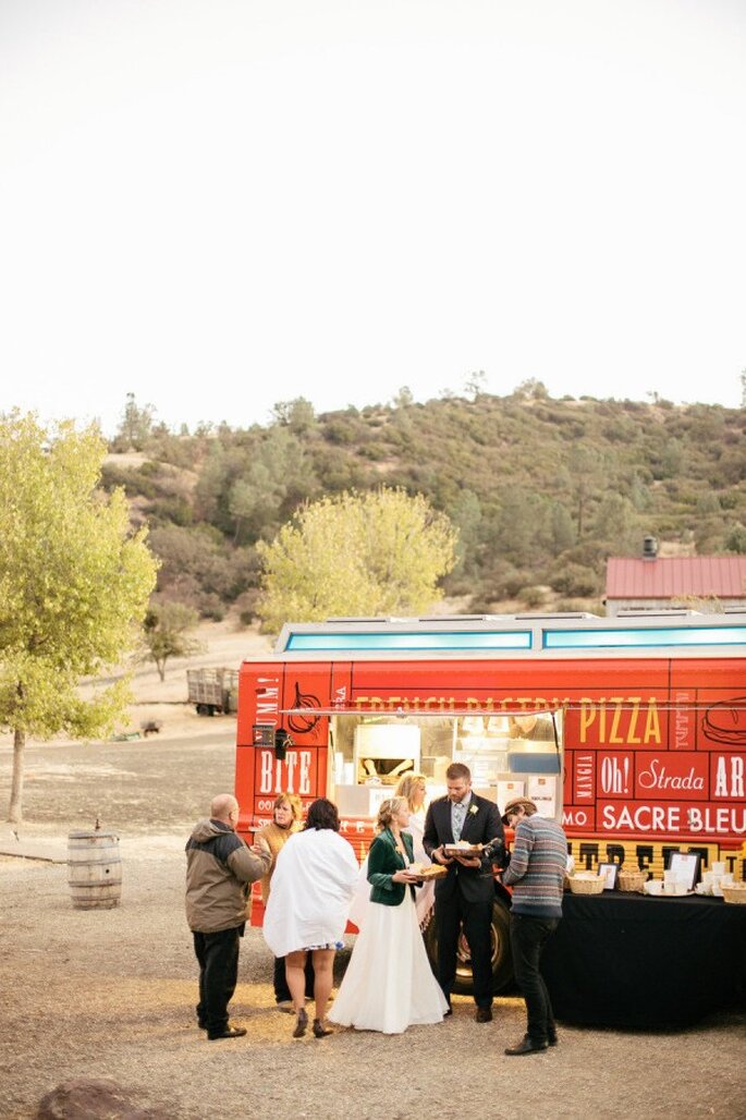 La tendencia de los food trucks en tu banquete de bodas - Foto Steve Steinhardt Photography