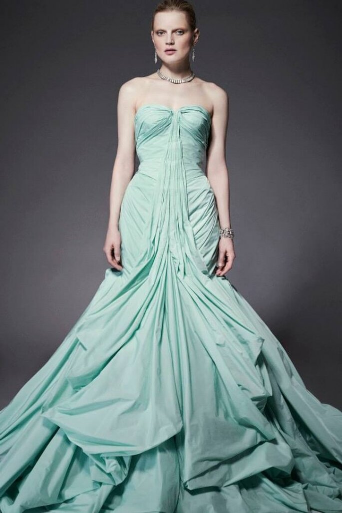 Vestido de fiesta corte sirena en color verde acqua con volúmenes con contrastantes y un precioso escote corazón - Foto Zac Posen