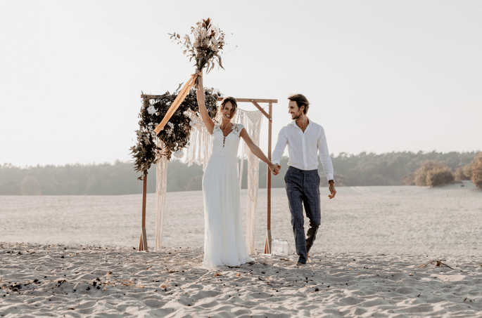 Souvenir Weddings – Brautpaar am Strand nach Ja-Wort