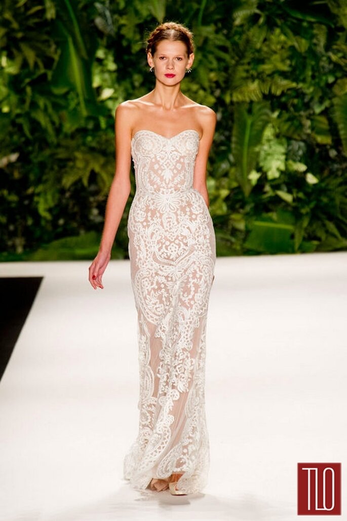 Vestido strapless lleno de encaje blanco con transparencias de Naeem Khan - Foto Tom and Lorenzo