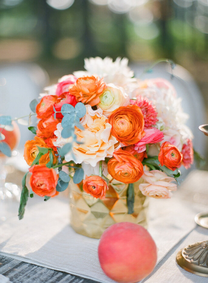 Majestuosos centros de mesas con grandes arreglos florales. Foto: Justin DeMutiis Photography