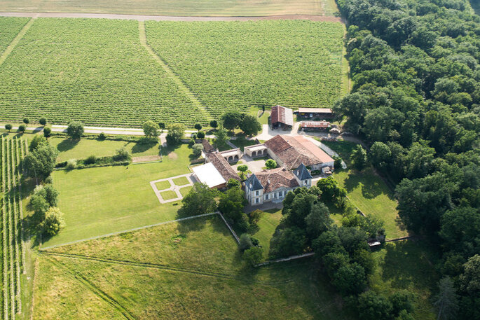 un château au milieu de vignobles - Château la Hitte 