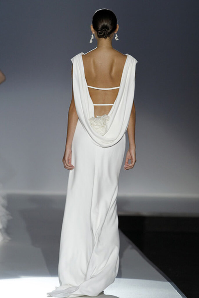 Robe de mariée minimaliste décolletée dans le dos