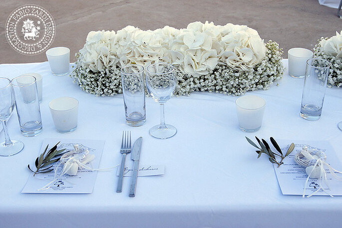 Mesa larga de banquete decorada con flores naturales. Foto: Fabio Zardi