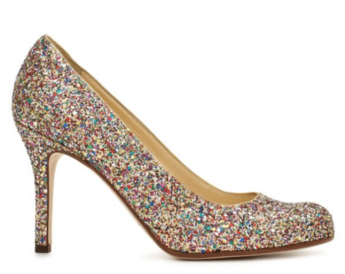 Los zapatos en colores metalizados te harán sentir glamourosa en una boda de noche - Foto Kate Spade