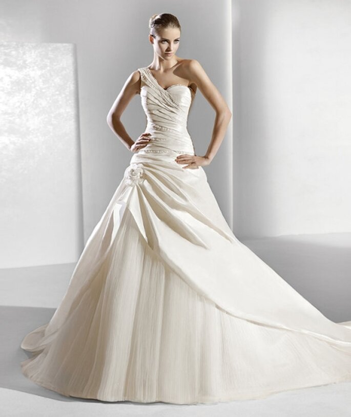 Vestido de novia con líneas asimétricas y falda de tul de La Sposa 2012