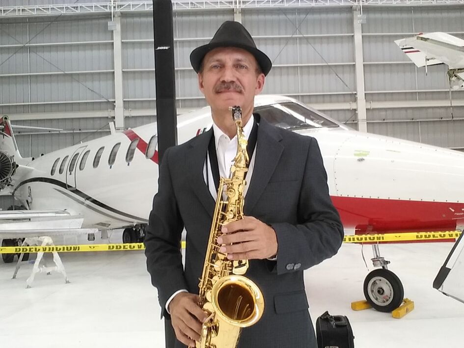 Jose Hector Flores Saxofonista