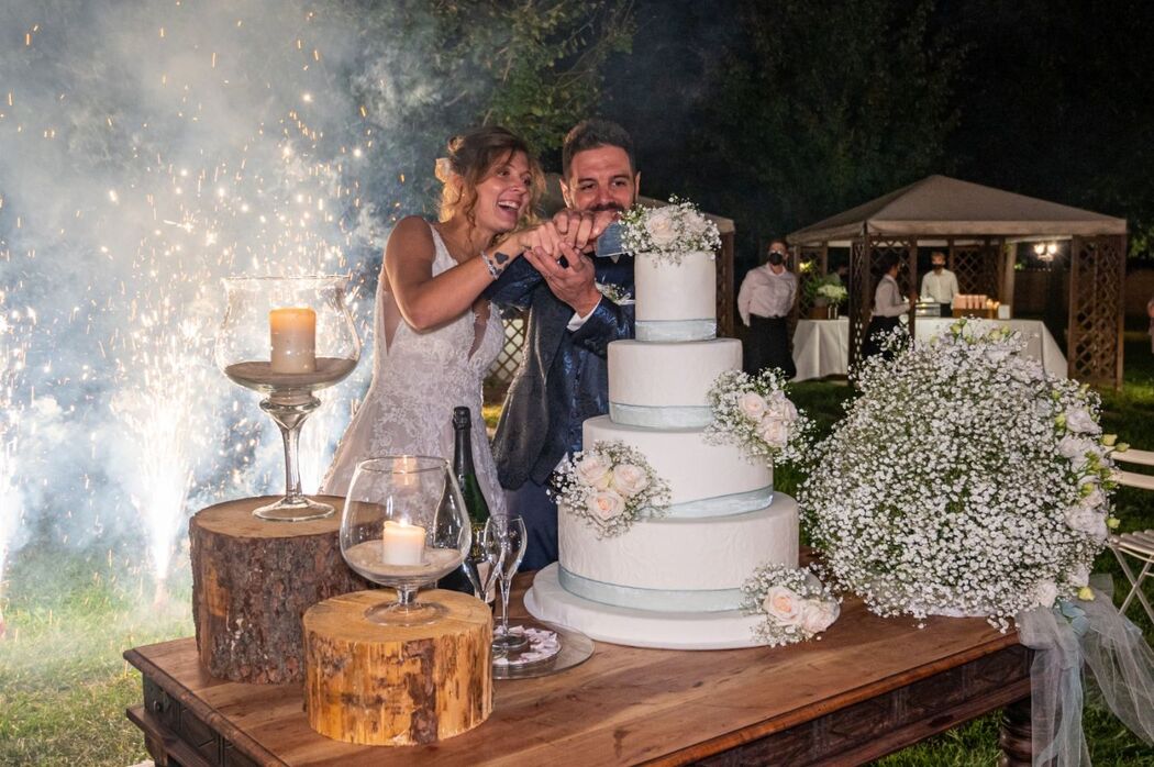 Partecipazioni Matrimonio con Sposi seduti su Torta