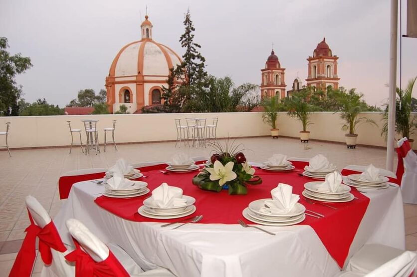 Grupo Loma Escondida Terraza Salones y Jardín