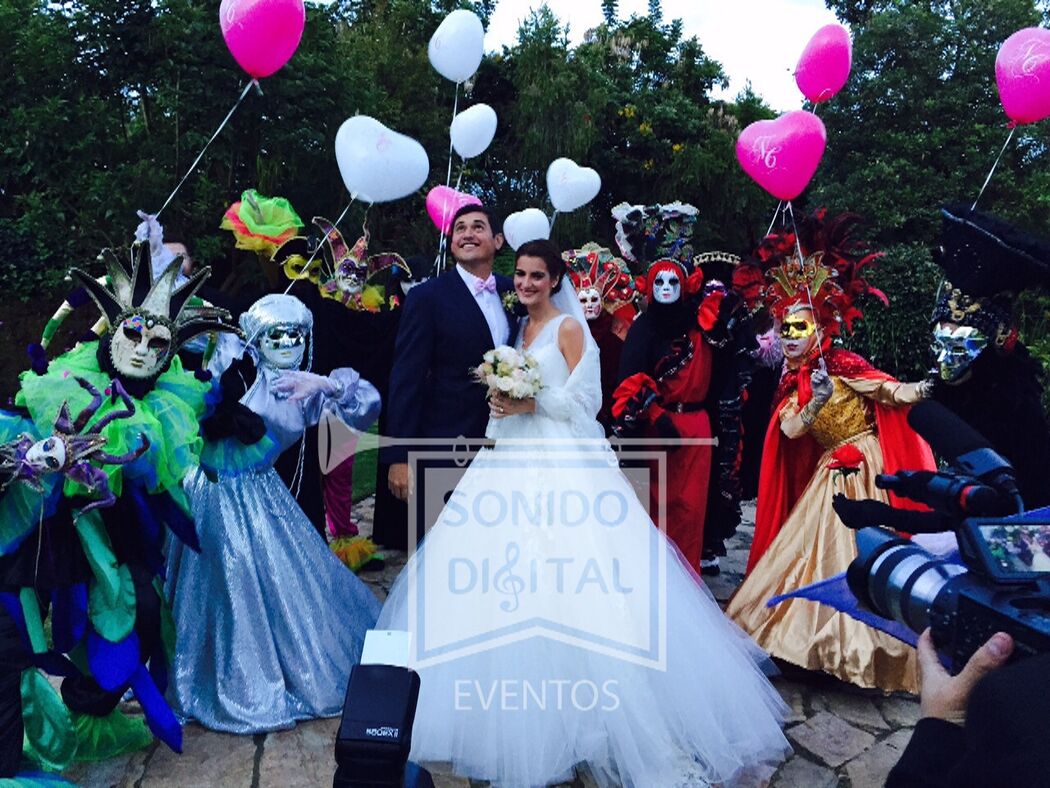 La LoCa Hora LoCa - Mi foto de portada de hoy: Una hermosa pareja que nos  contactó desde la ciudad de Medellín. Temática de la boda: Carnaval de  Barranquilla. Y juzguen ustedes