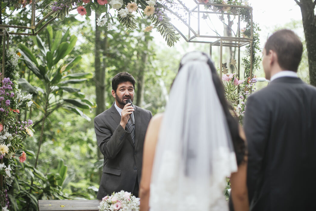 Celebrante Leonardo Amorim