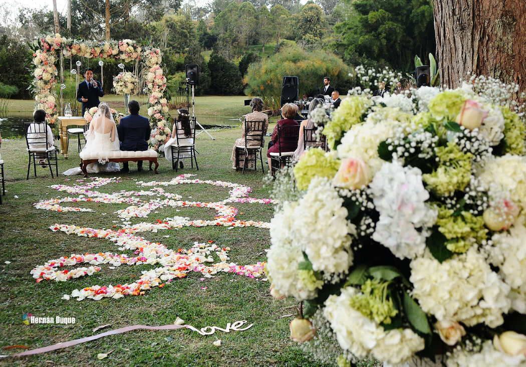 David Betancur Wedding Planner - Floral Designer