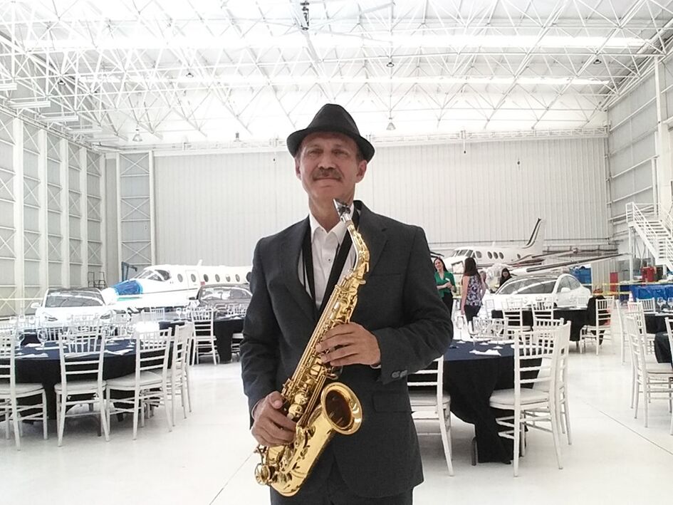 Jose Hector Flores Saxofonista