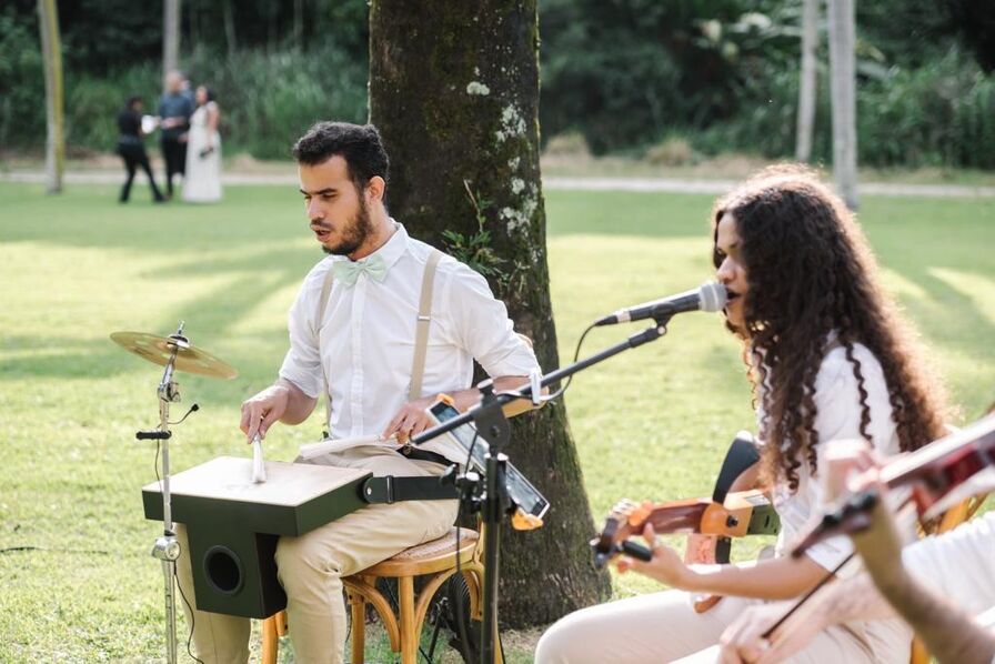 Monique Elen voz e violao