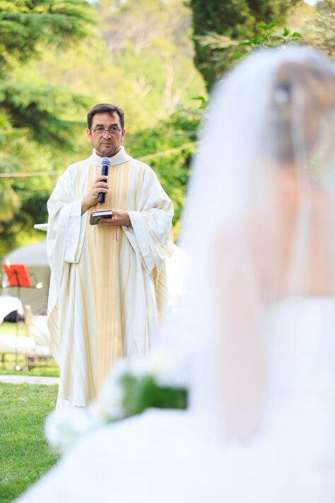 French bilingual Priest - Un prêtre pour nous marier