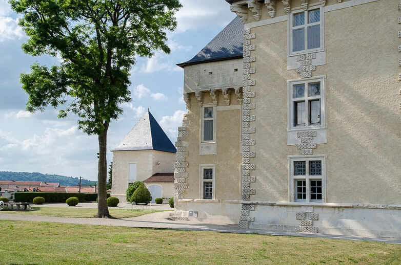 Chateau De Montbras