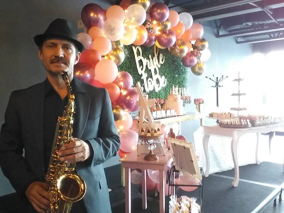 Jose Hector Flores Saxofonista